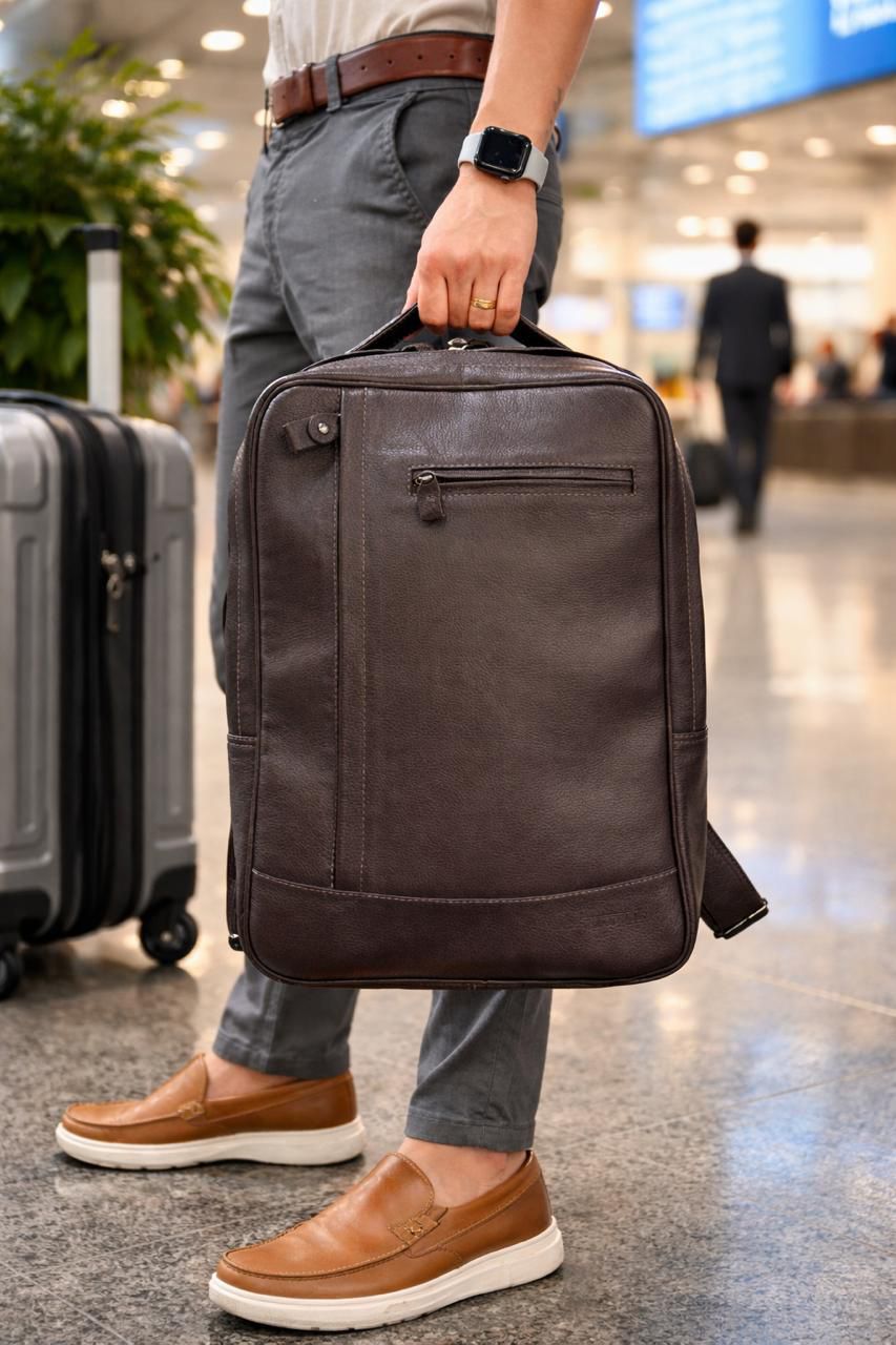 Mochila executiva de couro Expopelly em ambiente de viagem