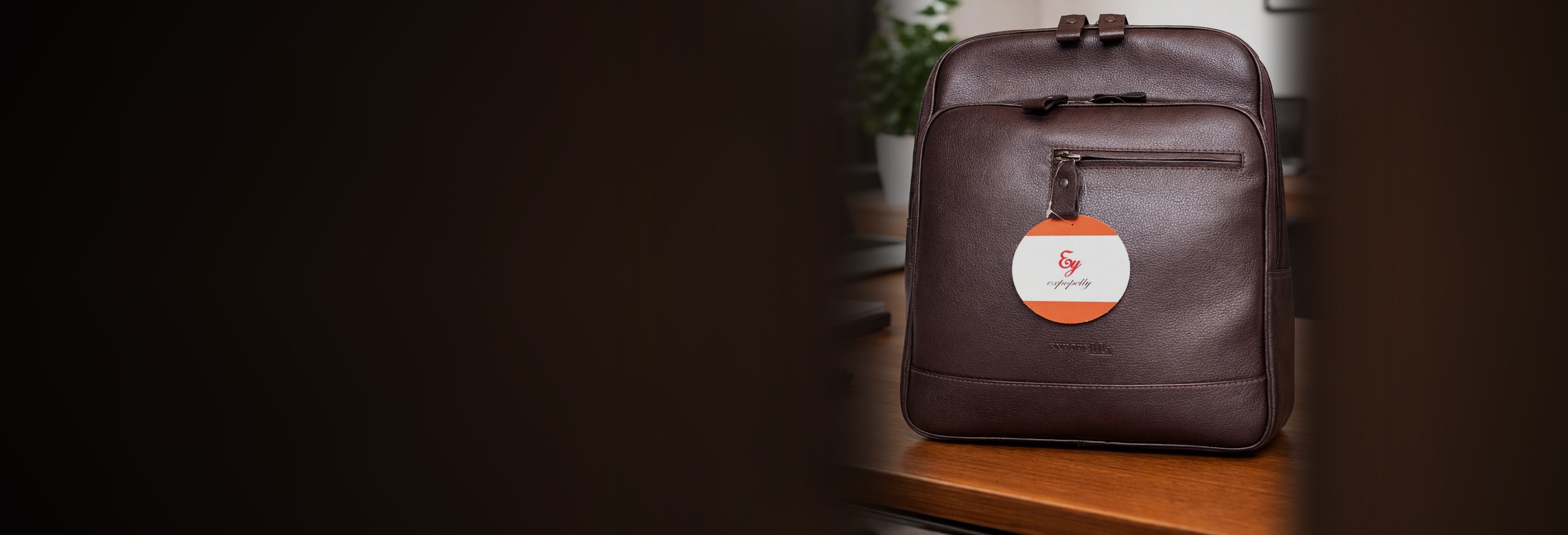 Mochila executiva de couro Expopelly em ambiente de viagem