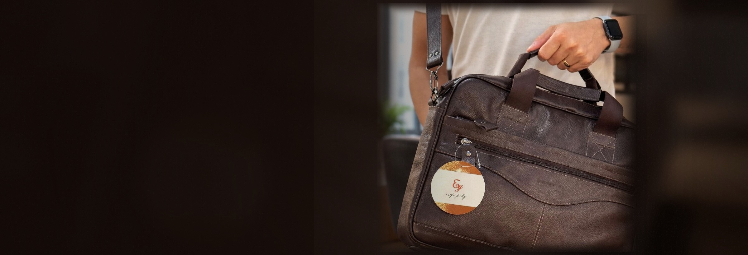 Bolsa de couro Expopelly em rotina profissional