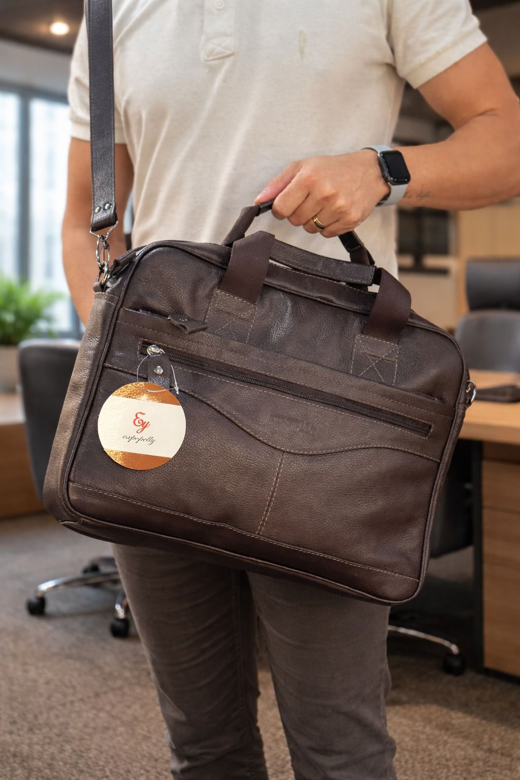 Bolsa de couro Expopelly em rotina profissional